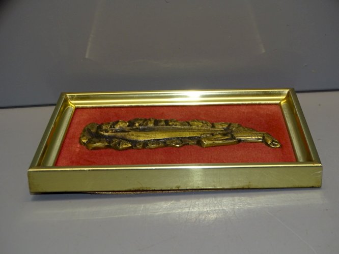 -JOLI CADRE SAINTE VIERGE LOURDES en BRONZE Ciselé sur VELOURS CADRE LAITON  D