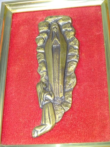-JOLI CADRE SAINTE VIERGE LOURDES en BRONZE Ciselé sur VELOURS CADRE LAITON  D
