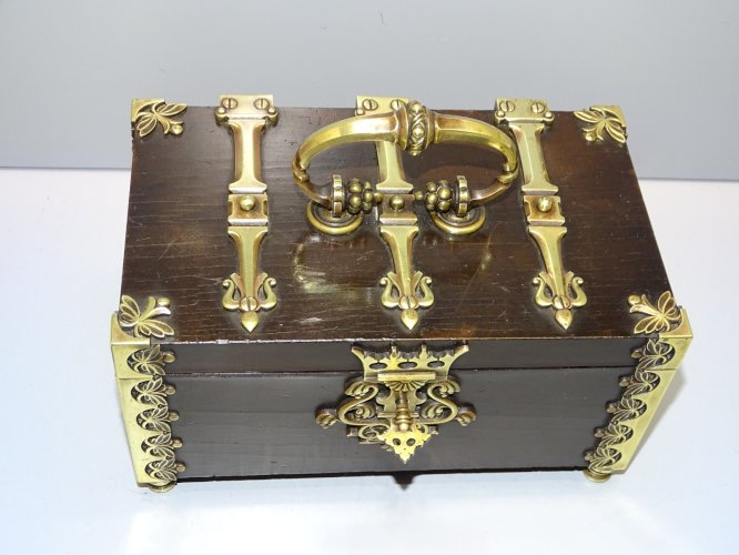 -JOLI COFFRET A BIJOUX BOIS LAITON BRONZE XIXe Façon COFFRET de MESSAGER     D