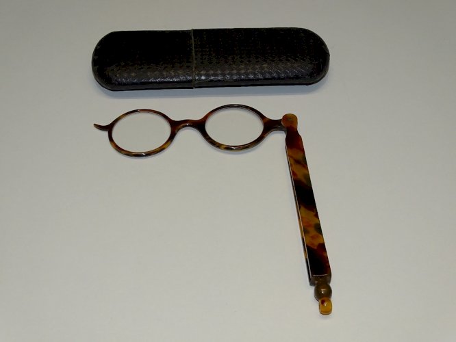 -JOLI FACE A MAIN LUNETTES ART DECO BAKELITE Façon ECAILLE dans leur étui    D