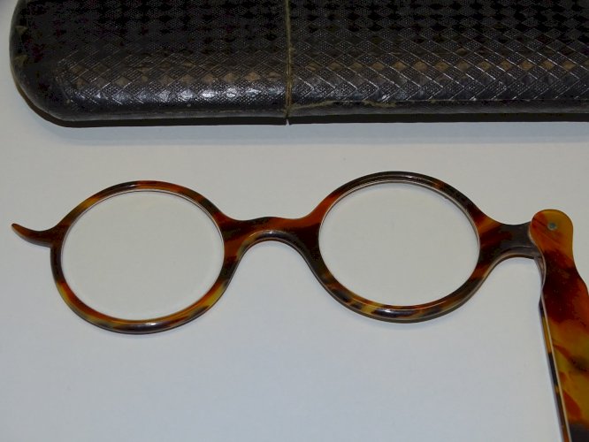 -JOLI FACE A MAIN LUNETTES ART DECO BAKELITE Façon ECAILLE dans leur étui    D
