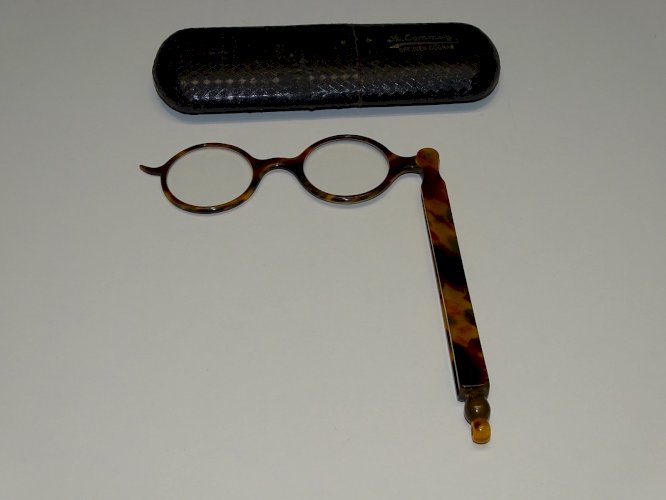 -JOLI FACE A MAIN LUNETTES ART DECO BAKELITE Façon ECAILLE dans leur étui    D