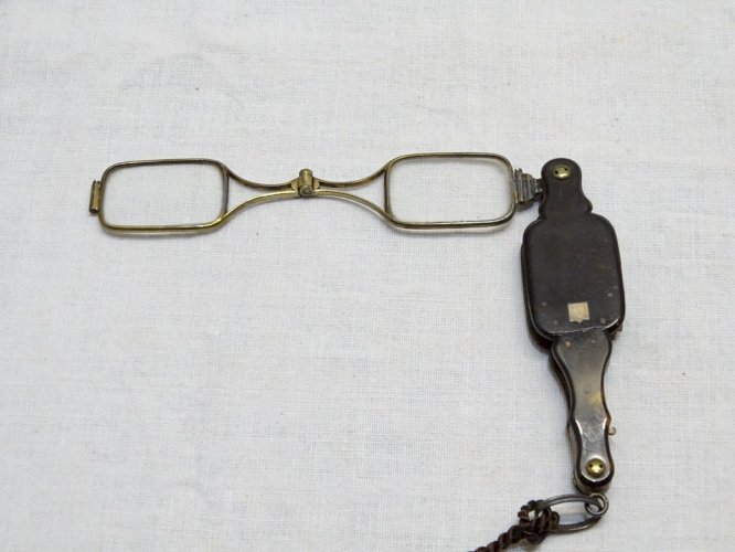 -JOLI FACE A MAIN LUNETTES NAPOLEON III XIXe MONTURE ARGENT