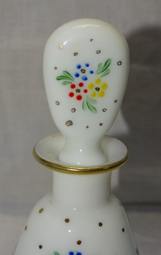 -JOLI FLACON OPALINE DECOR FLEURS EMAILLEES et POINTS dorés COLLECTION VITRINE D