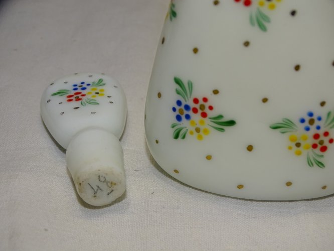 -JOLI FLACON OPALINE DECOR FLEURS EMAILLEES et POINTS dorés COLLECTION VITRINE D