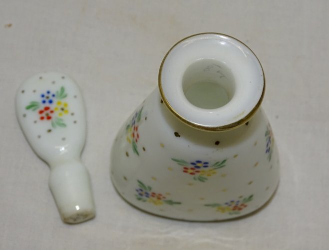 -JOLI FLACON OPALINE DECOR FLEURS EMAILLEES et POINTS dorés COLLECTION VITRINE D