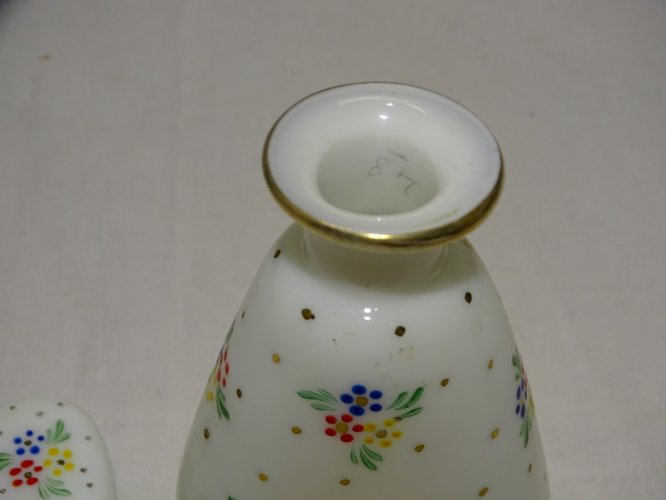 -JOLI FLACON OPALINE DECOR FLEURS EMAILLEES et POINTS dorés COLLECTION VITRINE D