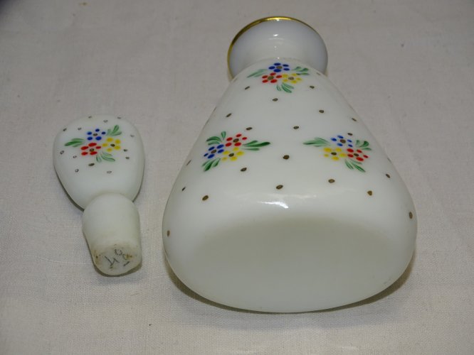 -JOLI FLACON OPALINE DECOR FLEURS EMAILLEES et POINTS dorés COLLECTION VITRINE D