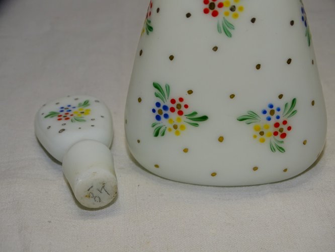 -JOLI FLACON OPALINE DECOR FLEURS EMAILLEES et POINTS dorés COLLECTION VITRINE D