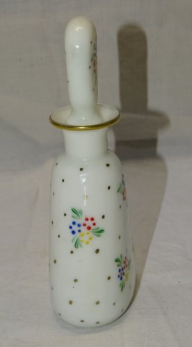 -JOLI FLACON OPALINE DECOR FLEURS EMAILLEES et POINTS dorés COLLECTION VITRINE D