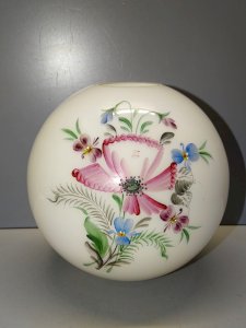 -JOLI GLOBE OPALINE BLANCHE DECOR FLEURS PEINTES POUR déco  LAMPE A PETROLE