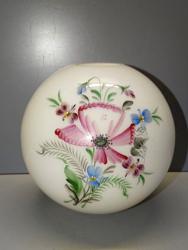 -JOLI GLOBE OPALINE BLANCHE DECOR FLEURS PEINTES POUR déco  LAMPE A PETROLE