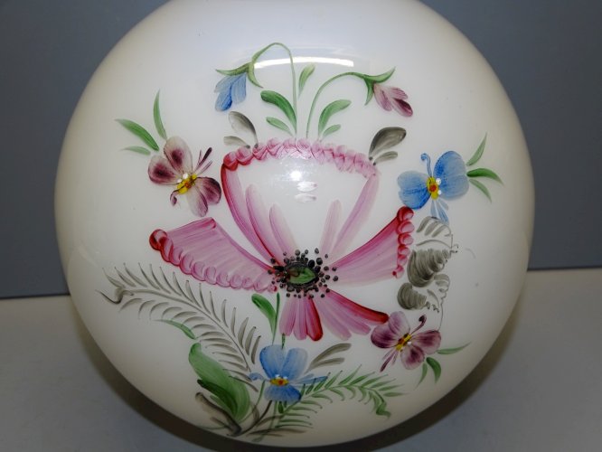 -JOLI GLOBE OPALINE BLANCHE DECOR FLEURS PEINTES POUR déco  LAMPE A PETROLE