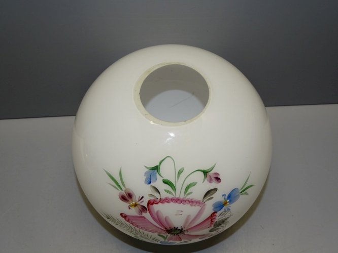 -JOLI GLOBE OPALINE BLANCHE DECOR FLEURS PEINTES POUR déco  LAMPE A PETROLE