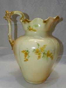 -  JOLI GRAND BROC VASE EN PORCELAINE LIMOGES  par R DELINIERES COLLECTION   D