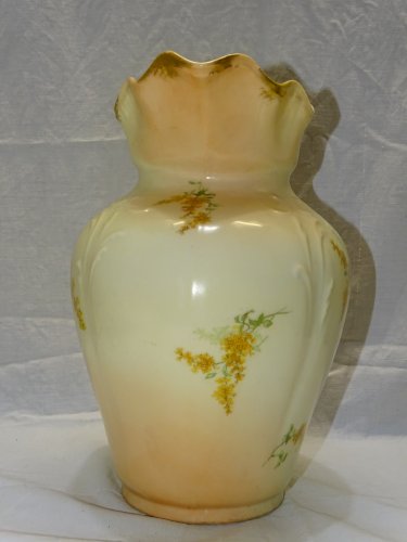 -  JOLI GRAND BROC VASE EN PORCELAINE LIMOGES  par R DELINIERES COLLECTION   D