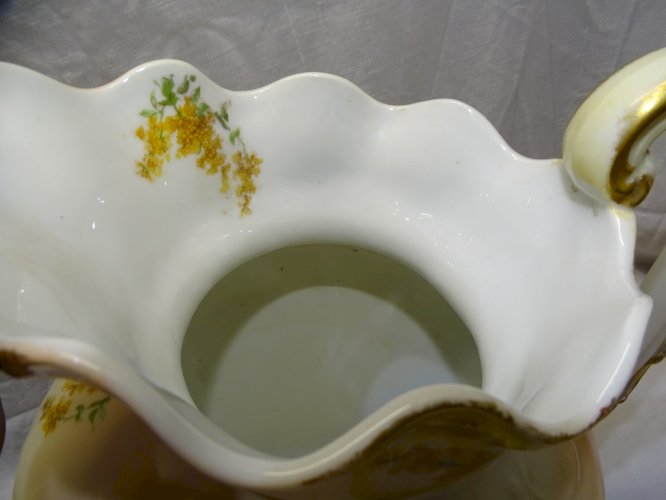 -  JOLI GRAND BROC VASE EN PORCELAINE LIMOGES  par R DELINIERES COLLECTION   D