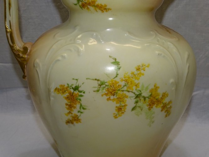 -  JOLI GRAND BROC VASE EN PORCELAINE LIMOGES  par R DELINIERES COLLECTION   D