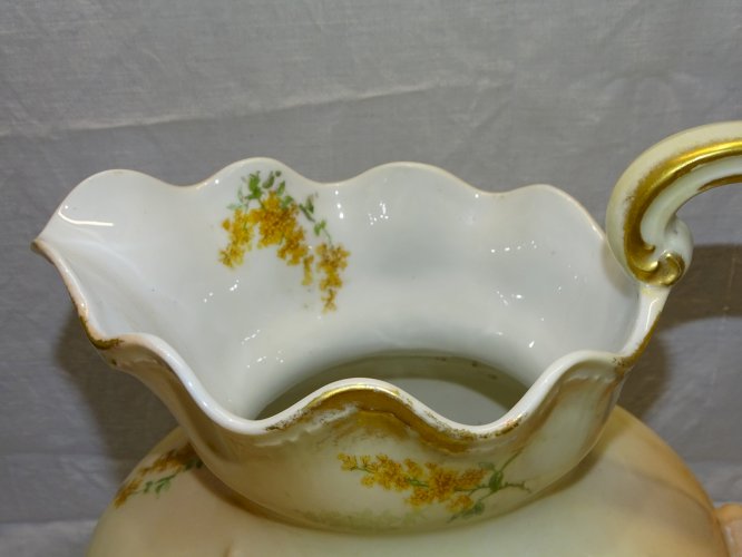 -  JOLI GRAND BROC VASE EN PORCELAINE LIMOGES  par R DELINIERES COLLECTION   D