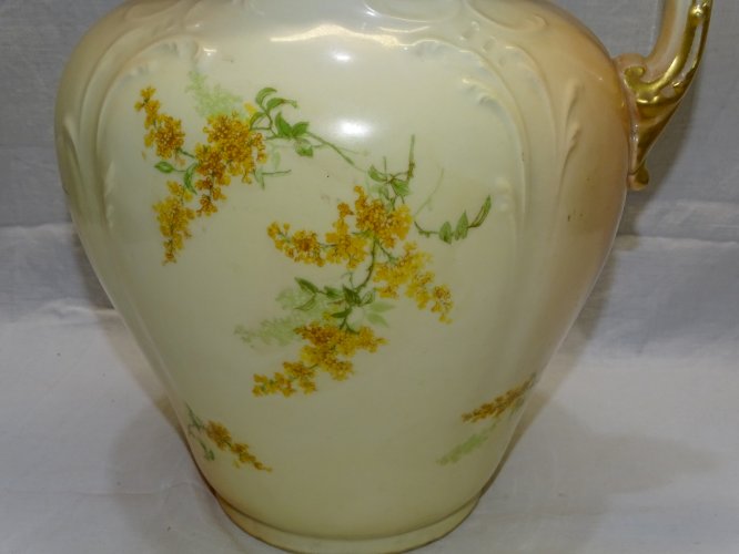 -  JOLI GRAND BROC VASE EN PORCELAINE LIMOGES  par R DELINIERES COLLECTION   D