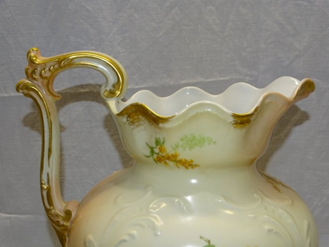 -  JOLI GRAND BROC VASE EN PORCELAINE LIMOGES  par R DELINIERES COLLECTION   D