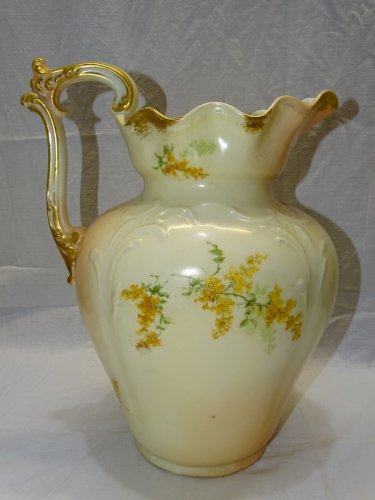 -  JOLI GRAND BROC VASE EN PORCELAINE LIMOGES  par R DELINIERES COLLECTION   D