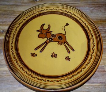 -JOLI GRAND PLAT ROND TERRE CUITE EMAILLE ALSACIEN?? UNE VACHE AU CENTRE    D