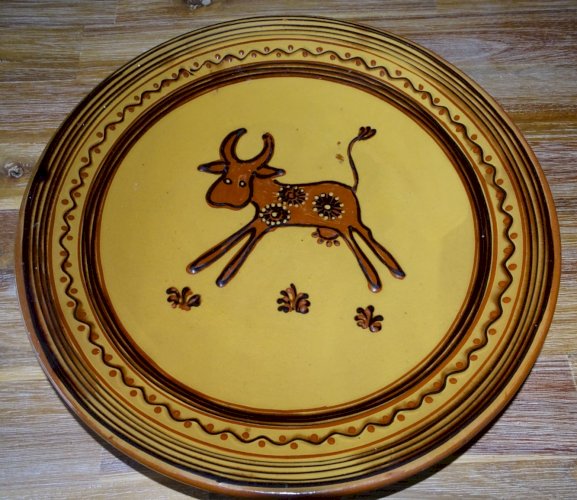 -JOLI GRAND PLAT ROND TERRE CUITE EMAILLE ALSACIEN?? UNE VACHE AU CENTRE    D