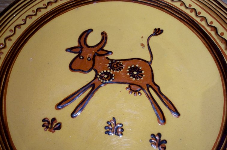 -JOLI GRAND PLAT ROND TERRE CUITE EMAILLE ALSACIEN?? UNE VACHE AU CENTRE    D