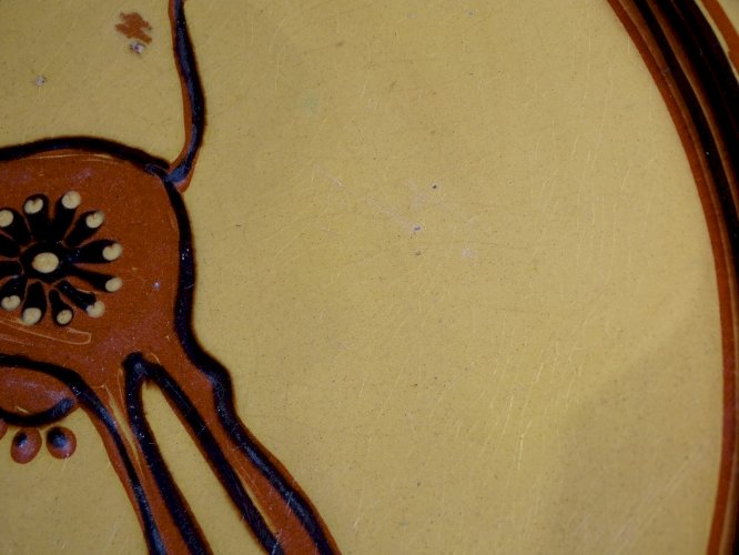 -JOLI GRAND PLAT ROND TERRE CUITE EMAILLE ALSACIEN?? UNE VACHE AU CENTRE    D