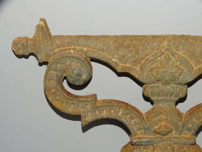 -JOLI GRATTE PIEDS GRATTE BOTTES EN FONTE A SCELLER DANS LE SOL  DECO D