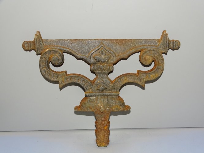 -JOLI GRATTE PIEDS GRATTE BOTTES EN FONTE A SCELLER DANS LE SOL  DECO D