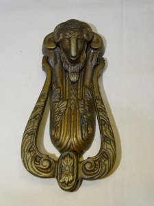 -JOLI HEURTOIR de PORTE D'ENTREE MARTEAU DE PORTE TETE DE BELIER FONTE DE FER  D