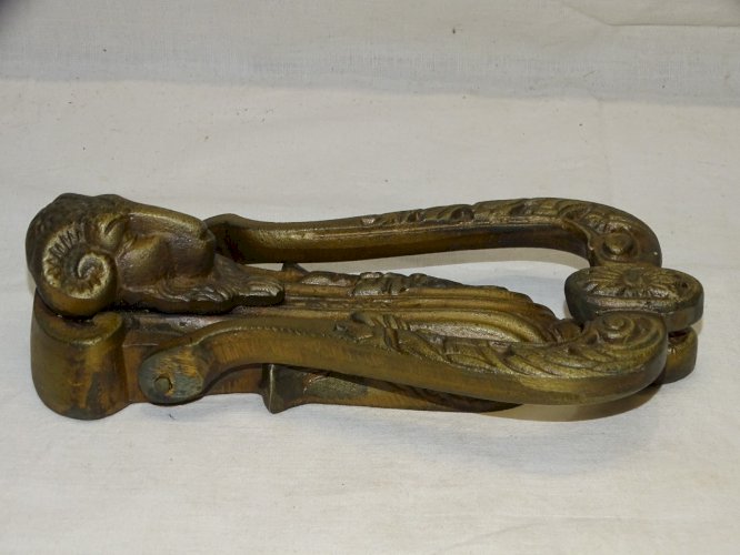 -JOLI HEURTOIR de PORTE D'ENTREE MARTEAU DE PORTE TETE DE BELIER FONTE DE FER  D