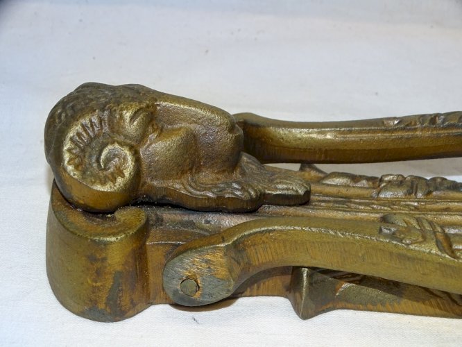-JOLI HEURTOIR de PORTE D'ENTREE MARTEAU DE PORTE TETE DE BELIER FONTE DE FER  D