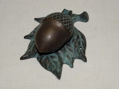 NICE DOOR KNOCKER DOOR HAMMER ACORN IN GREEN PATINA BRASS COLLECTION D