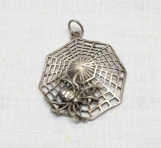 PRETTY SILVER SPIDER PENDANT 925 ANTIQUE JEWEL DISPLAY COLLECTION D