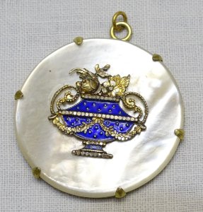 -JOLI PENDENTIF NACRE ROND XIXe bijou ancien PANIER EMAILLE AU CENTRE VITRINE  D