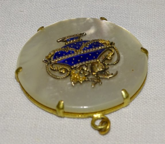 -JOLI PENDENTIF NACRE ROND XIXe bijou ancien PANIER EMAILLE AU CENTRE VITRINE  D