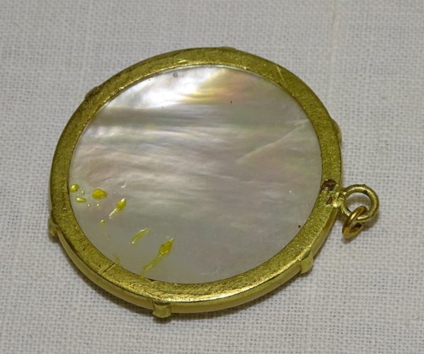 -JOLI PENDENTIF NACRE ROND XIXe bijou ancien PANIER EMAILLE AU CENTRE VITRINE  D
