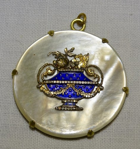 -JOLI PENDENTIF NACRE ROND XIXe bijou ancien PANIER EMAILLE AU CENTRE VITRINE  D
