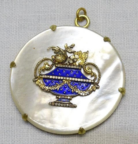 -JOLI PENDENTIF NACRE ROND XIXe bijou ancien PANIER EMAILLE AU CENTRE VITRINE  D