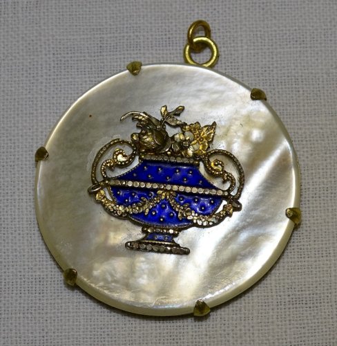 -JOLI PENDENTIF NACRE ROND XIXe bijou ancien PANIER EMAILLE AU CENTRE VITRINE  D