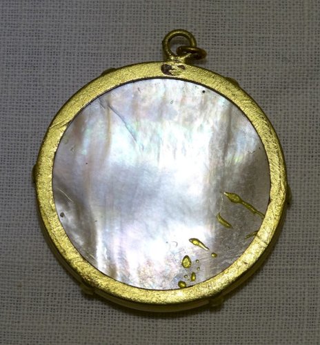 -JOLI PENDENTIF NACRE ROND XIXe bijou ancien PANIER EMAILLE AU CENTRE VITRINE  D