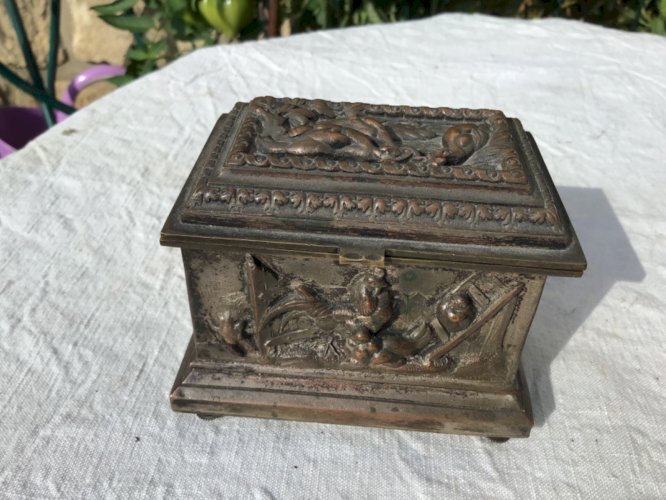 Joli Petit coffret à bijoux boîte métal argenté décor animaux Napoléon III XIXè