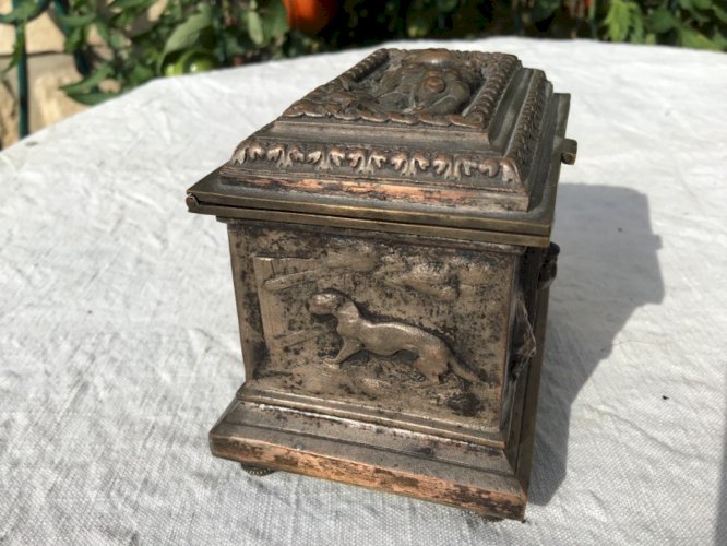 Joli Petit coffret à bijoux boîte métal argenté décor animaux Napoléon III XIXè