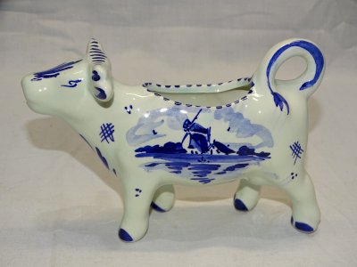 NICE LITTLE BLUE COW-SHAPED CREAMER FROM DELFT HOLLAND DISPLAY COLLECTION D