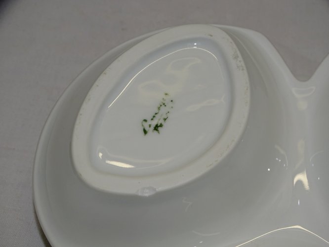 -JOLI PETIT MENDIANT en PORCELAINE de LIMOGES décor de JOLIES FLEURS ROSES   D