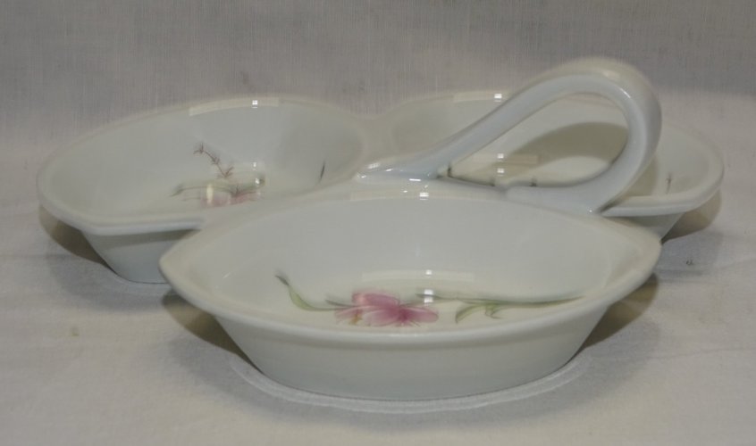 -JOLI PETIT MENDIANT en PORCELAINE de LIMOGES décor de JOLIES FLEURS ROSES   D