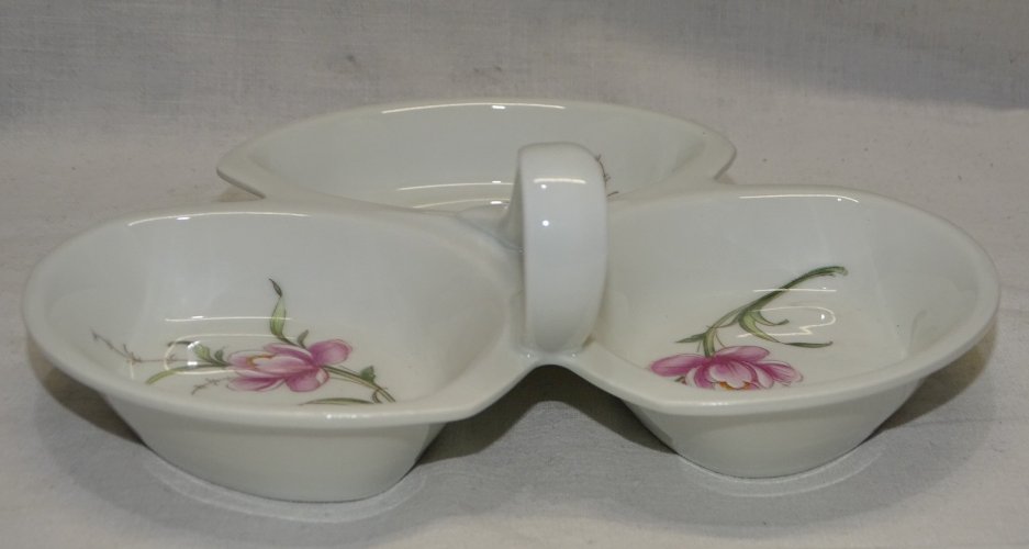 -JOLI PETIT MENDIANT en PORCELAINE de LIMOGES décor de JOLIES FLEURS ROSES   D